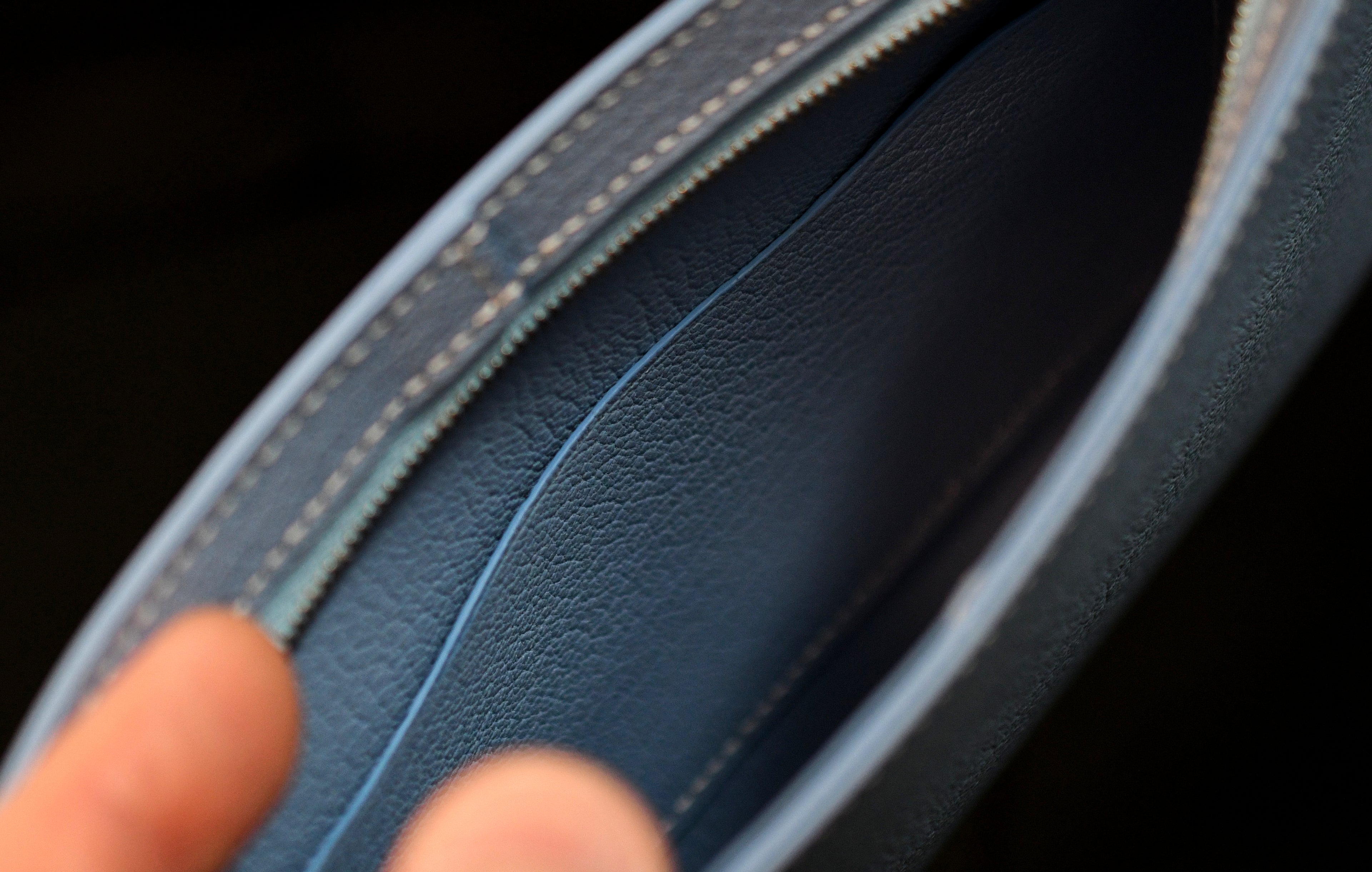 Inside pocket of handmade leather small pouch in Alran Sully Bleu Vista with white saddle stitching and painted leather edges — Jackson Boite