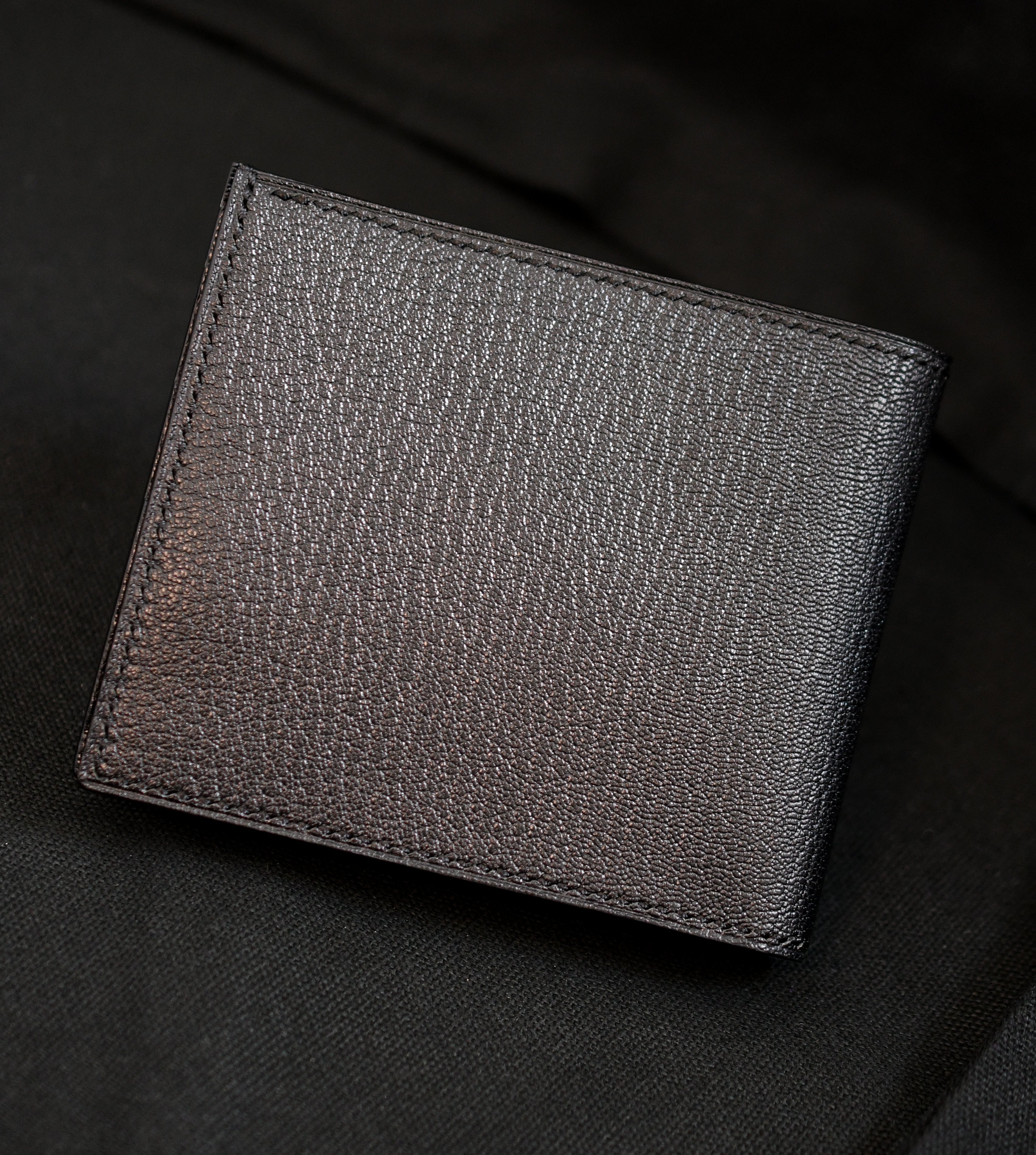 Handmade leather card holder in Alran Sully Noir showing leather details, heat-creased and painted edges with black saddle stitching — Jackson Boite