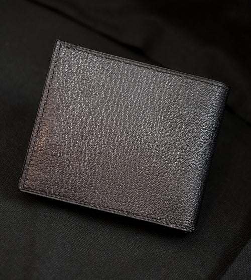 Handmade leather card holder in Alran Sully Noir showing leather details, heat-creased and painted edges with black saddle stitching — Jackson Boite