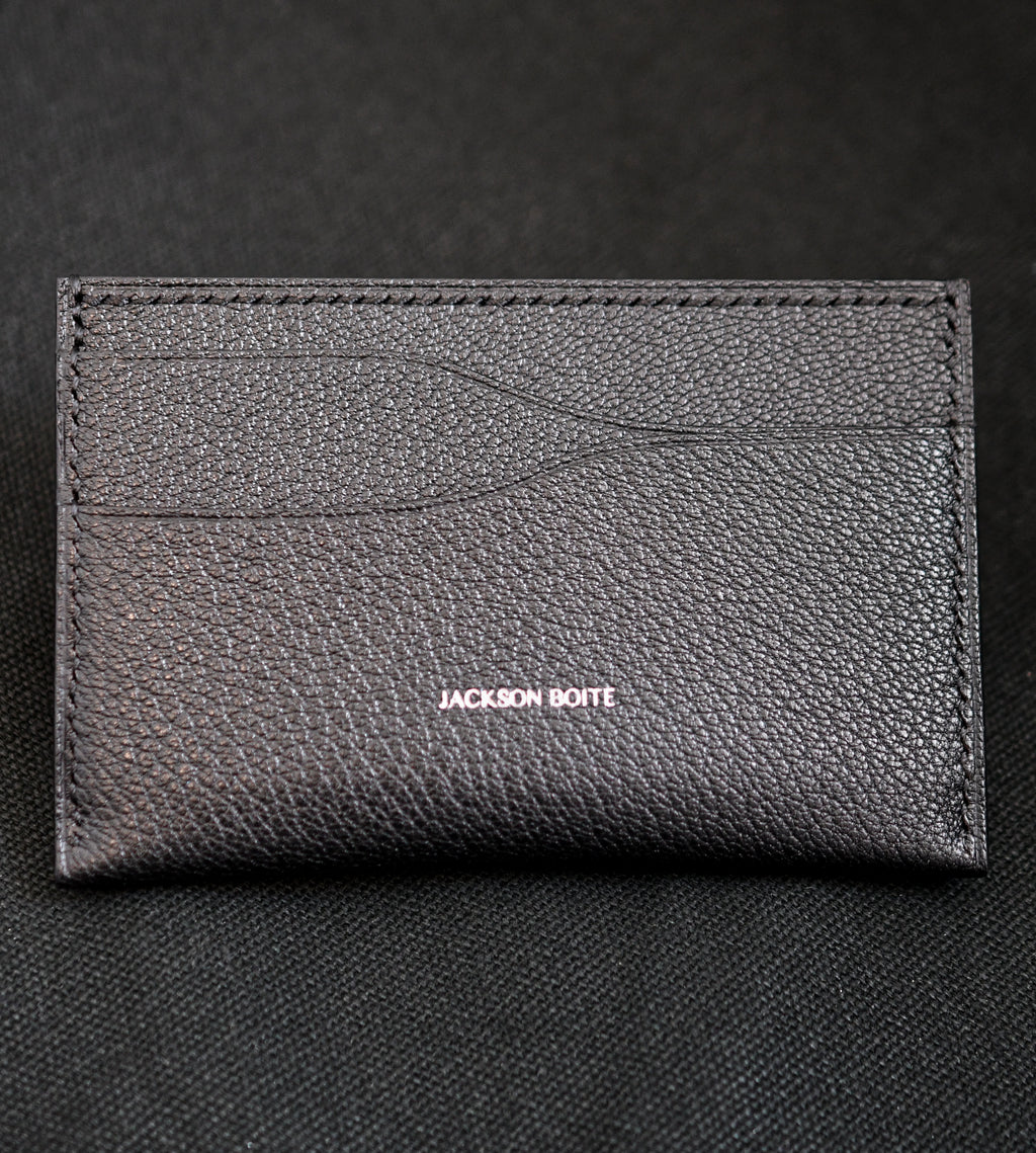 Handmade leather card holder in Alran Sully Noir showing curved card pockets, heat-creased edges and black saddle stitching — Jackson Boite