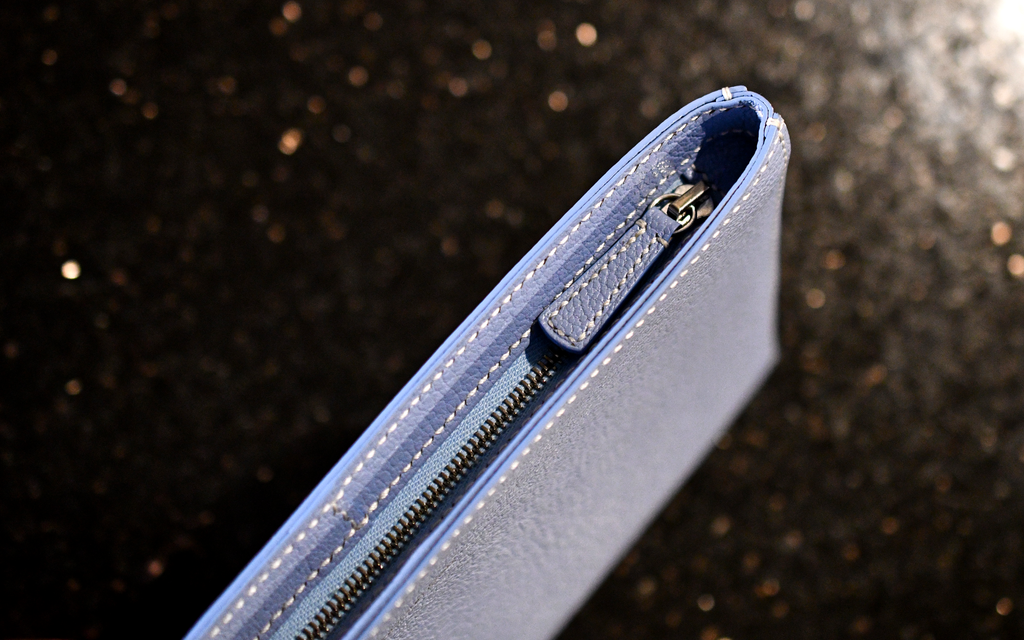 Handmade leather small pouch showing Riri zipper, zipper pull, saddle stitching detail and painted edges — Jackson Boite