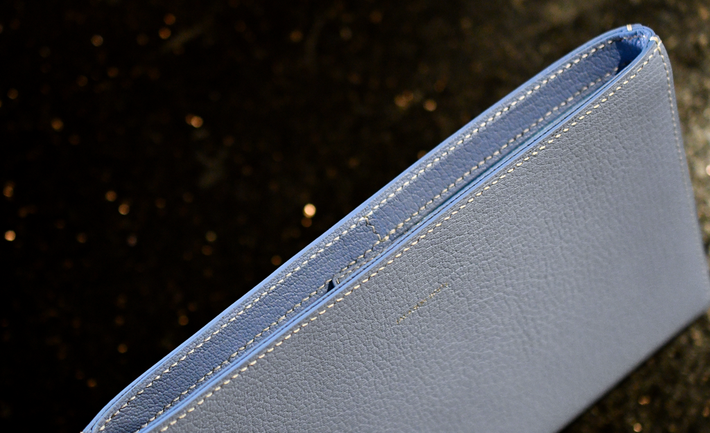 Handmade leather slim clutch in Alran Sully Bleu Vista with white saddle stitching and painted edges — Jackson Boite