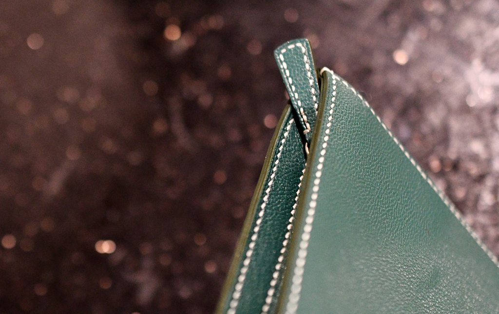 Handmade Riri zipper pull on leather small pouch in Alran Sully Sapin with white saddle stitching, painted and heat-creased edges — Jackson Boite