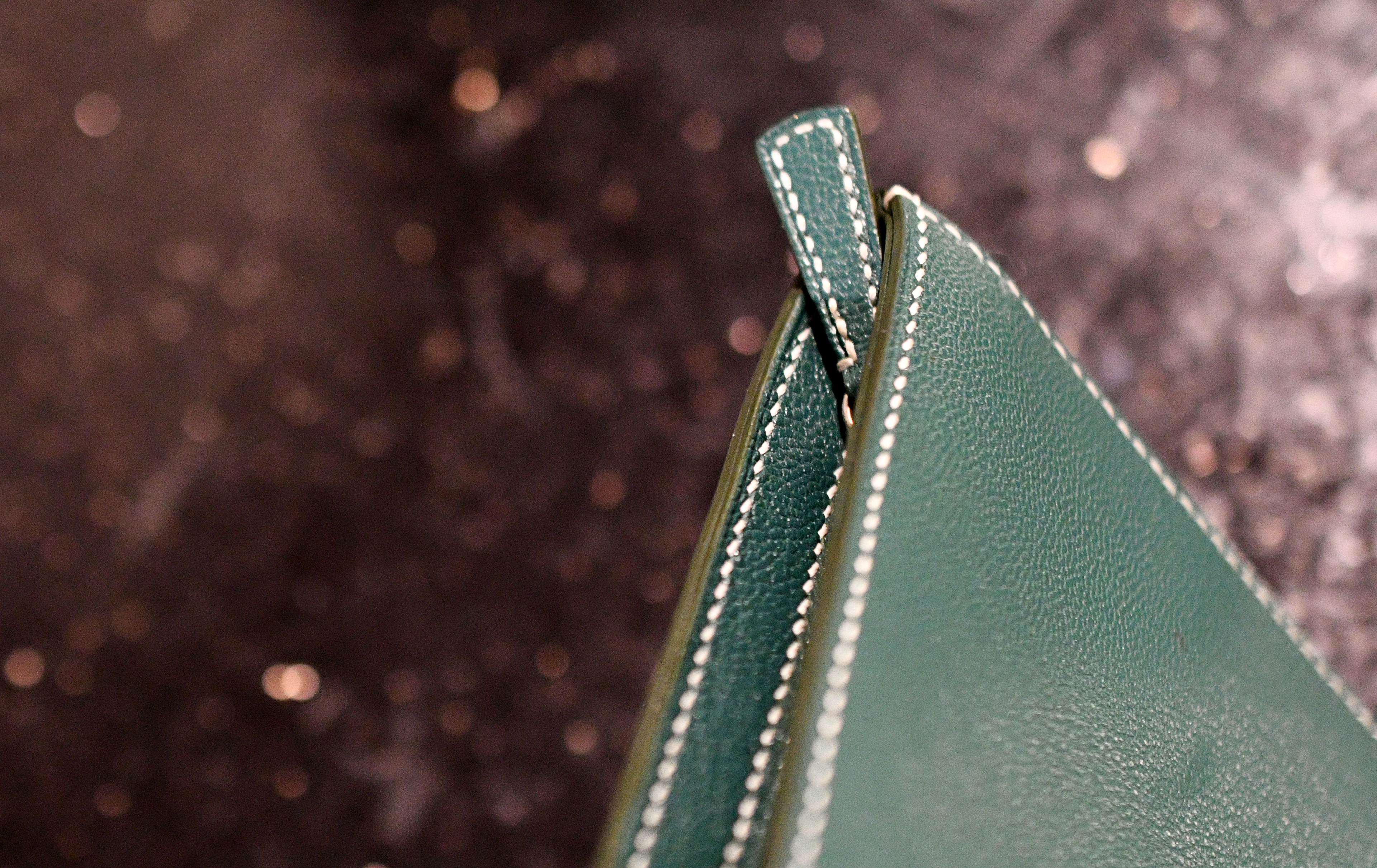 Handmade Riri zipper pull on leather small pouch in Alran Sully Sapin with white saddle stitching, painted and heat-creased edges — Jackson Boite